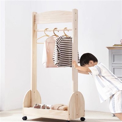 Дървена стойка за закачане на дрехи